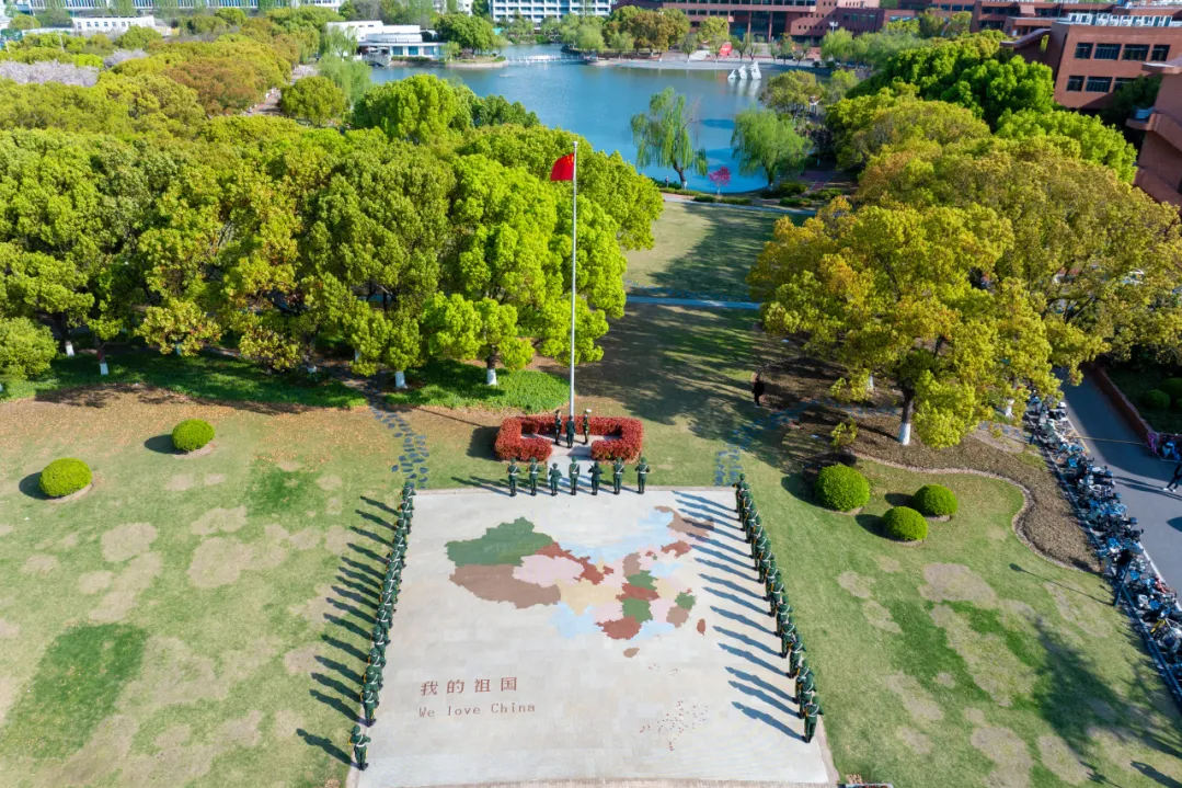 建校130周年升国旗仪式在闵行校区菁菁堂广场举行